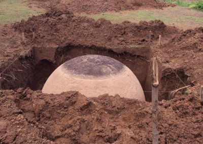 Kamenná koule která byla právě objevena v Kostarice