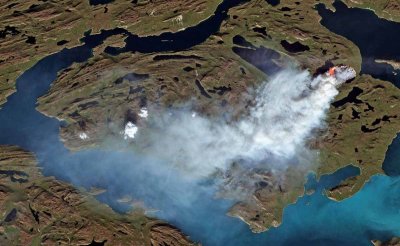 Satelitní snímek požárku v Grónsku (3.8.2017)
