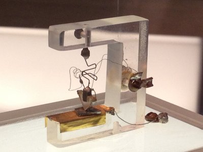 Takhle nějak vypadal první vynalezený tranzistor. K dokonalosti měl sice daleko, ale jednalo se o funkční součástku, která se stala naprosto klíčovým prvkem rozvoje lidské civilizace.
