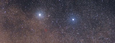 Alpha Centauri (vlevo), Beta Centauri (vpravo) a Proxima Centauri (v červeném kroužku).