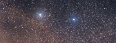 Alpha Centauri (vlevo), Beta Centauri (vpravo) a Proxima Centauri (v červeném kroužku).