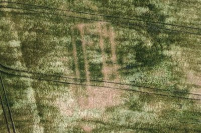 Letecká snímek jasně ukazující římskou villu ukrytou pod polem.