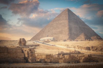 Velká pyramida v Gíze se Sfingou v popředí.