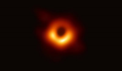 Horizont události supermasivní černé díry ve středu galaxie M87.
