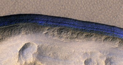 Eroze na Marsu odhalila velké zásoby čistého, podzemního ledu.