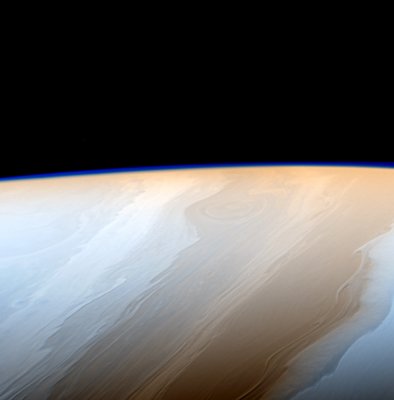 Vířící mraky Saturnu ze vzdálenosti 1 200 000 kilometrů.