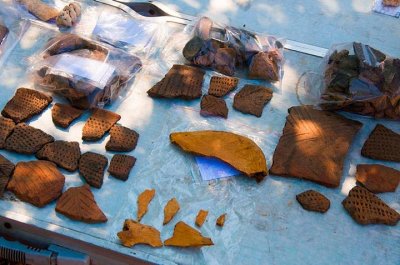 Fragmenty keramiky nalezené v Ekvádoru.