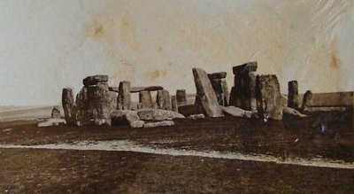 Fotografie Stonehenge z roku 1877.