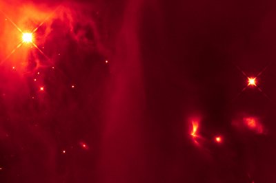 Binární systém v regionu IC 348 kde se dvě hvězdy vzájemné ovlivňují světelnými pulzy