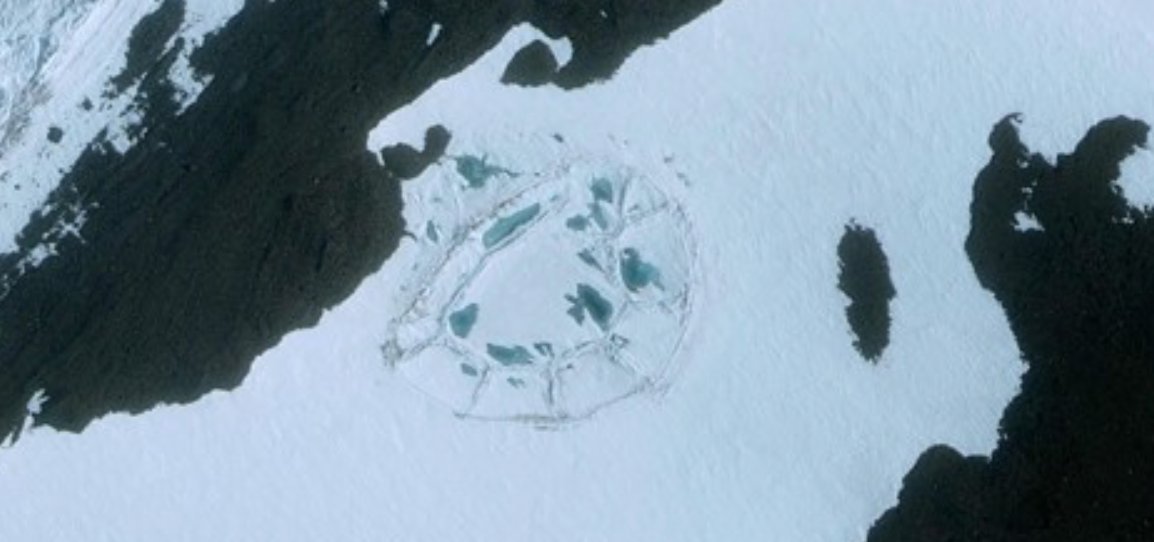 Oválná struktura která se objevila na satelistních snímcích Antarktidy z roku 2012.
