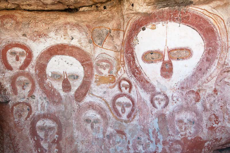 Tato jeskynní malba se nachází v Kimberly v Austrálii. Dávní obyvatelé ji namalovali zhruba před 5 000 lety.