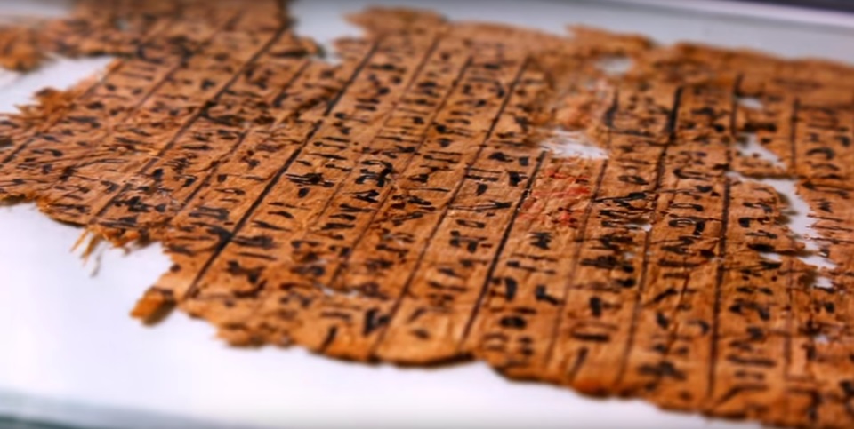 Starověký papyrus z roku 2600 před naším letopočtem popisuje, jak byly transportovány bloky kamene používané při stavbě Velké pyramidy v Gíze.