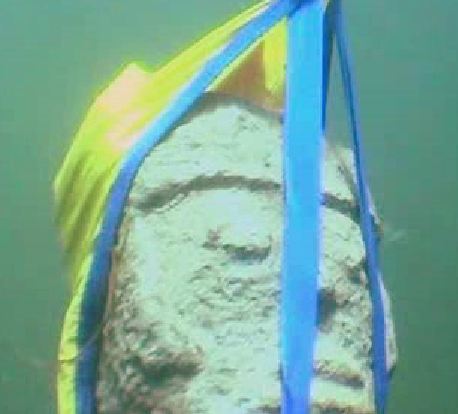 Kamenná hlava nalezena v jezeře Titikaka.
