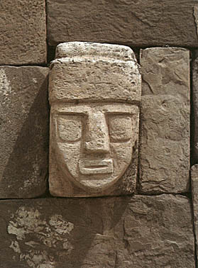 Kamenná hlava z Tiwanaku. Nepřipomíná vám něco?