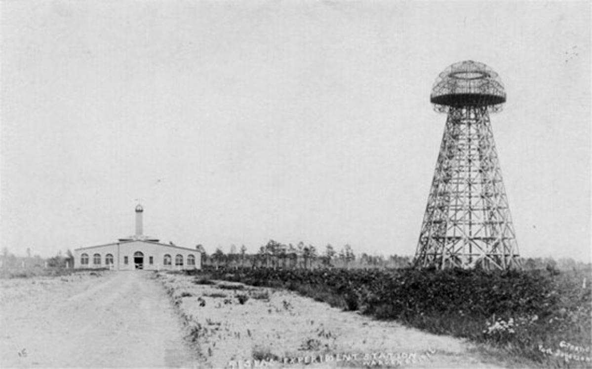 Věž Wardenclyffe, kterou Nikola Tesla postavil na Long Islandu. Pomocí této věže chtěl demonstrovat bezdrátový přenos energie přes Atlantik.