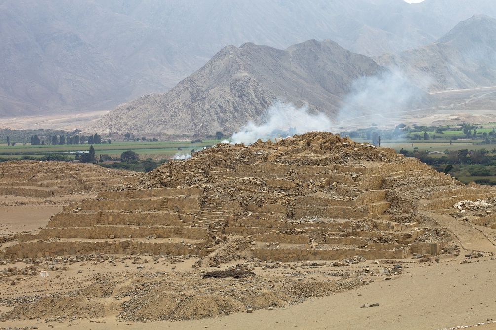 Jedna z pyramid v Caralu.