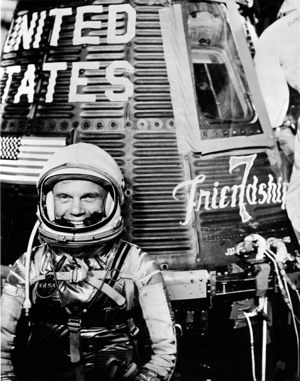 John Glenn junior, pilot mise Mercury - Atlas 6 (MA-6) pózuje před kapslí Friendship 7.