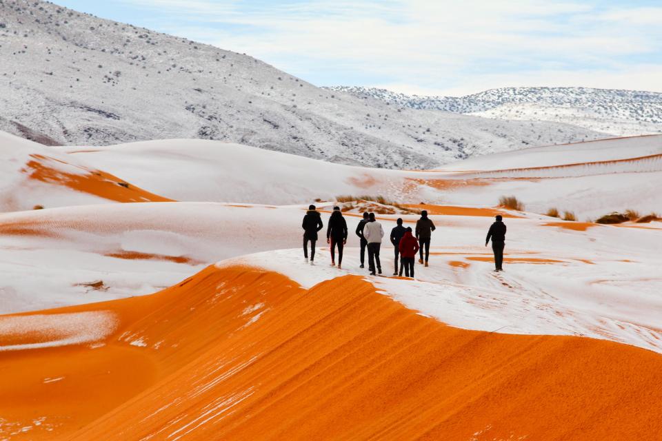 Obyvatelé Sahary byli nenadálou sněhovou nadílkou velice překvapeni.
