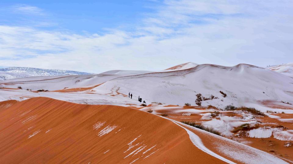 Obyvatelé Sahary byli nenadálou sněhovou nadílkou velice překvapeni.