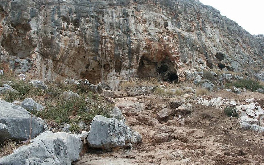 Jeskyně Misliya, kde byla čelist spolu se zuby nalezena. Čelist je stará zhruba 200 000 let.