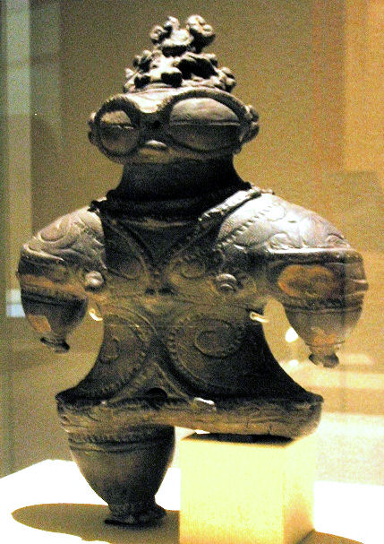 Shakōki-dogū (遮光器土偶) (1000–400 před naším letopočtem), figurka s "ochrannými brýlemi".