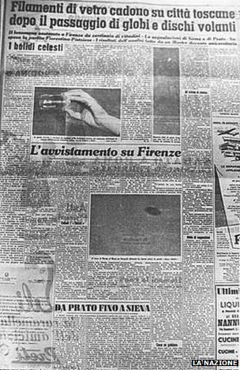Titulky novin La Nazione’s uvádějí: na Toskánská města se snesla skleněná vlákna poté, co nad nimi prolétly koule a létající talíře. Menší titulek: Pozorování nad Florencií (originál fotografie se bohužel od té doby ztratil).