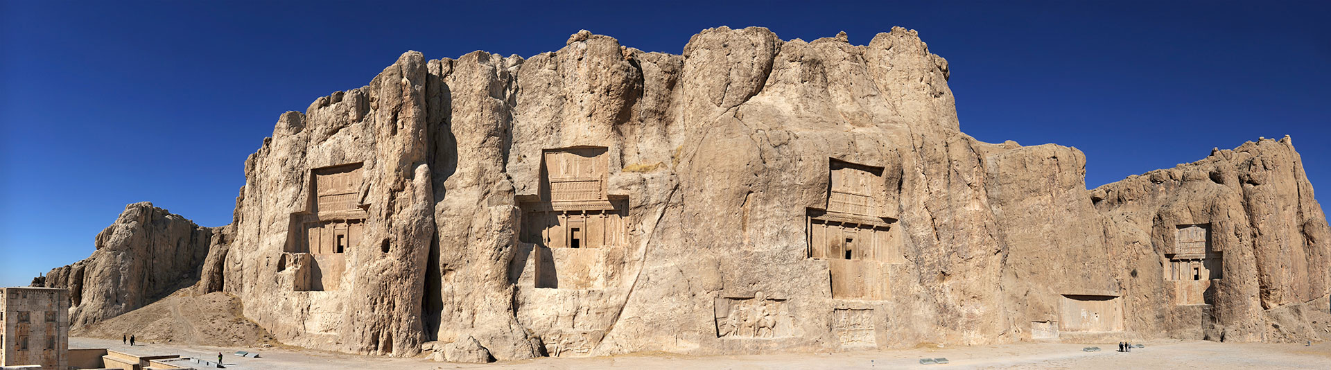 Panoramatický pohled na hrobky v Nakš-e Rustam.