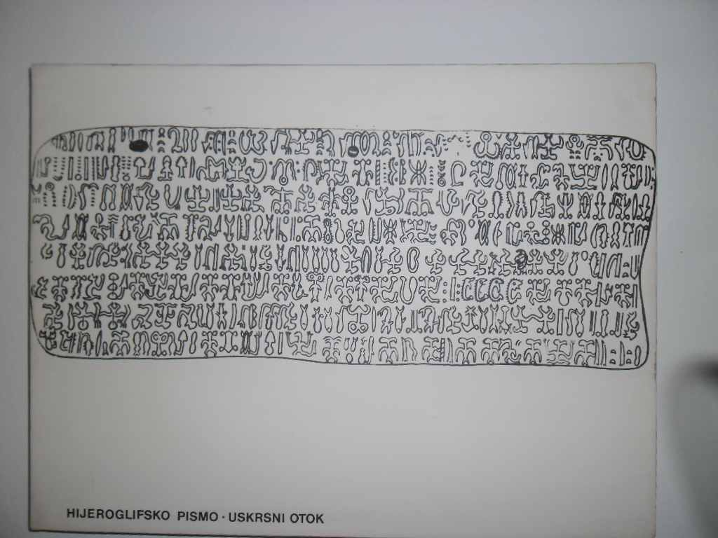 Ukázka písma Rongorongo v etnografickém muzeu v Záhřebu.