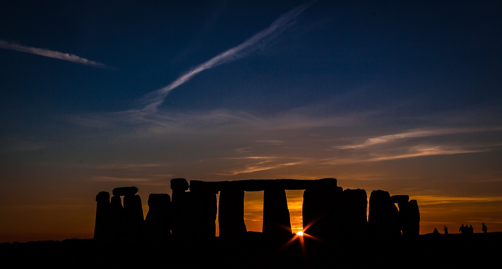 Stonehenge-at-dawn.jpg