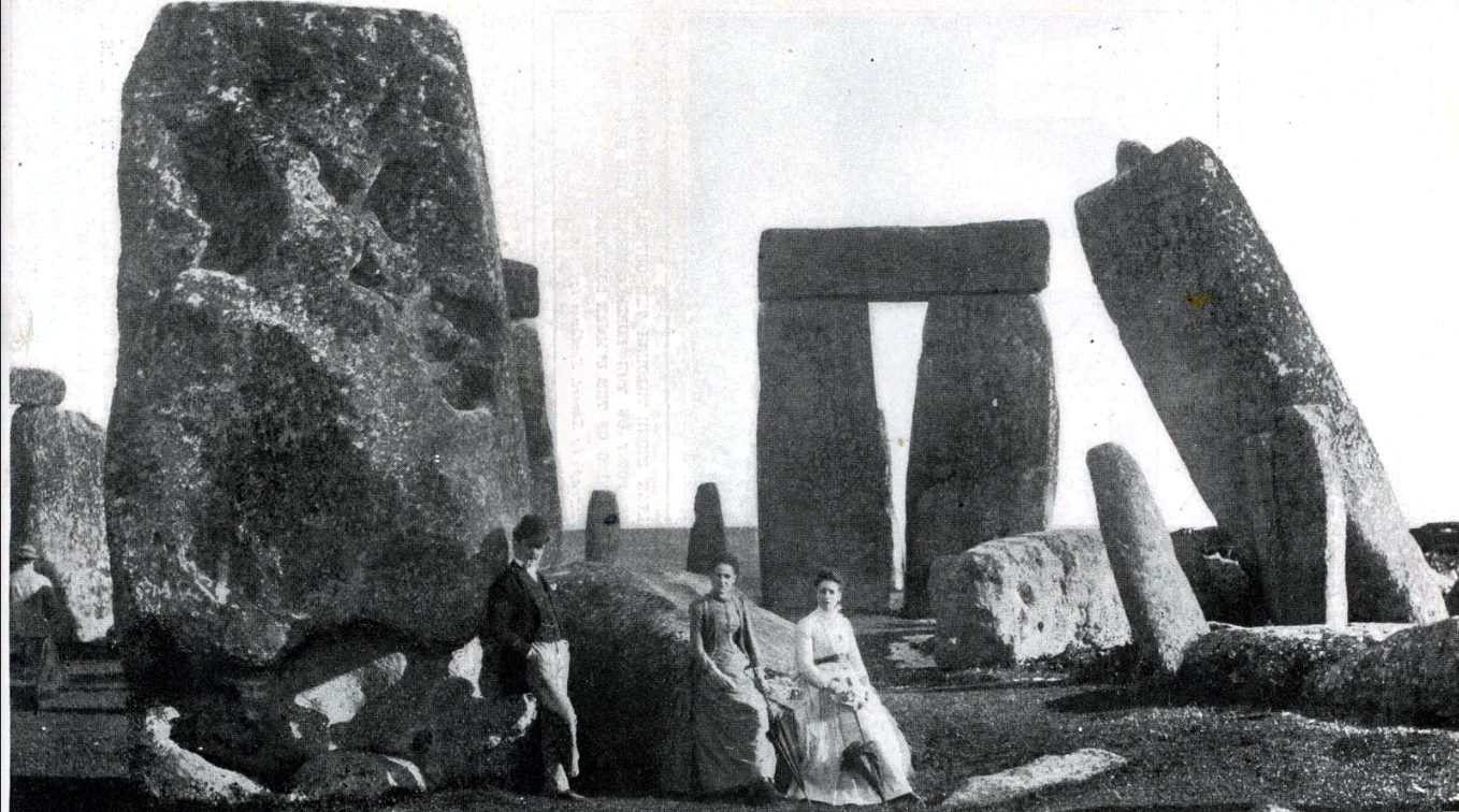 Další fotografie zachycující Stonehenge, také z roku 1877.
