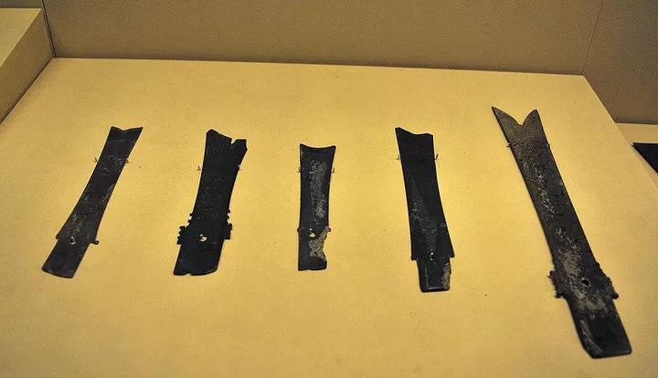 Archeologové našli mimo jiné i ostří mečů a nože.