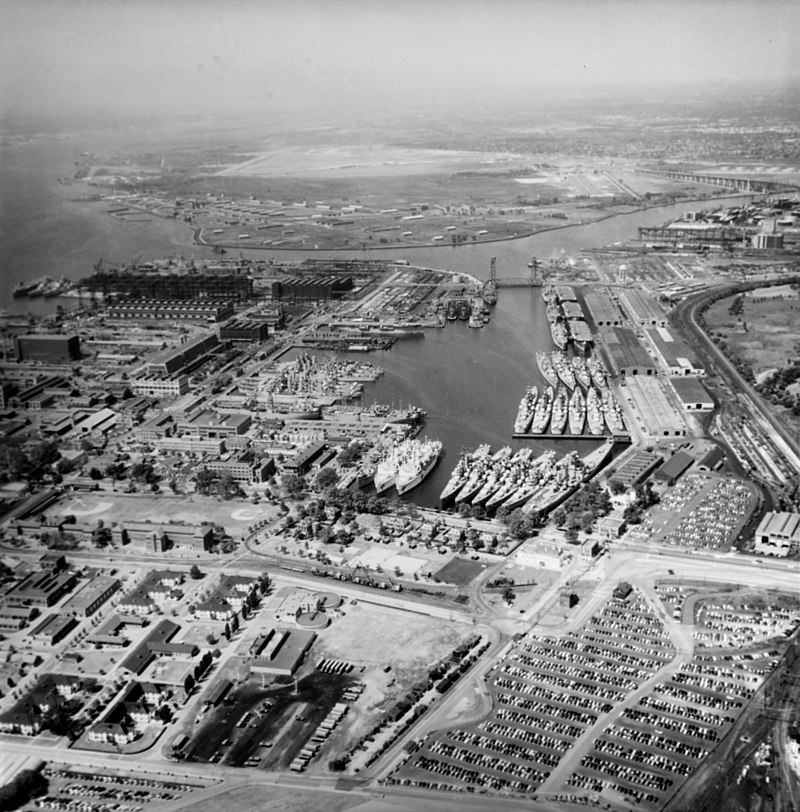 Loděnice amerického námořnictva ve Filadelfii, 1944.