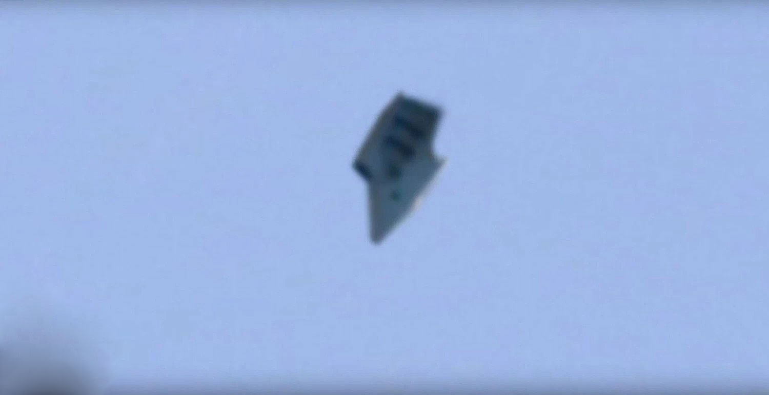 UFO, které se v roce 2016 vznášelo nad základnou Wright-Patterson Air Force Base.