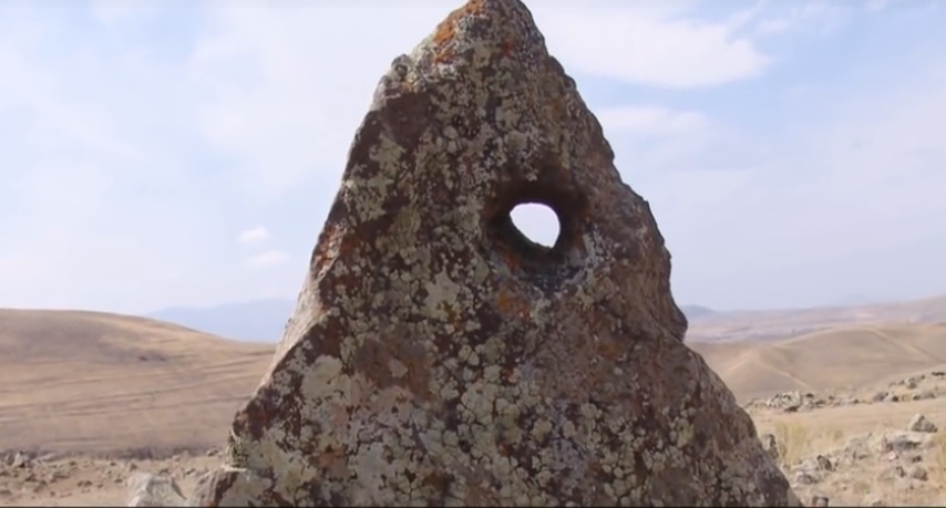 Některé kameny mají v sobě vyvrtané otvory o průměru až 50 centimetrů.