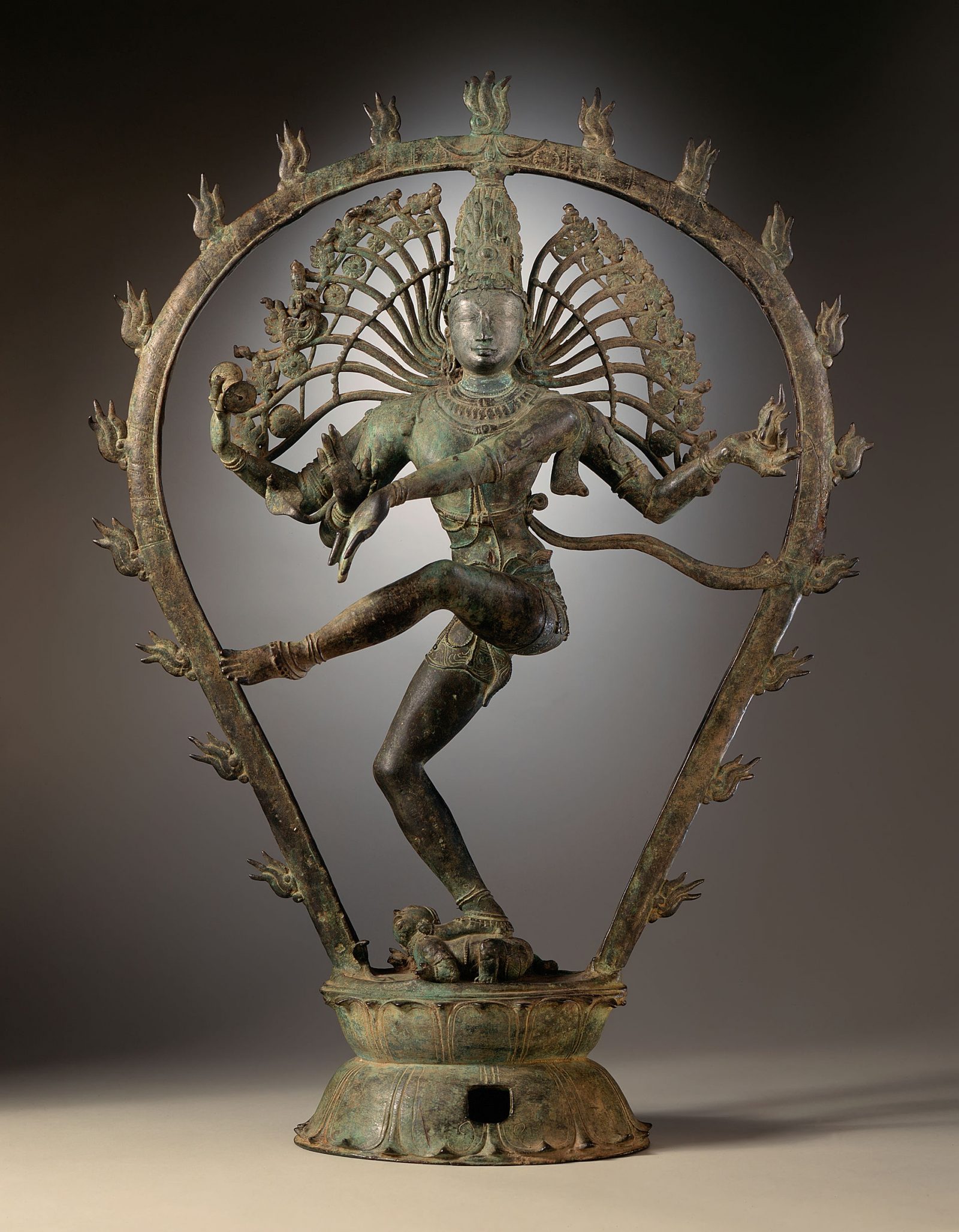Socha z dynastie Čolů zobrazující Šivu tančícího jako Natarádžu.