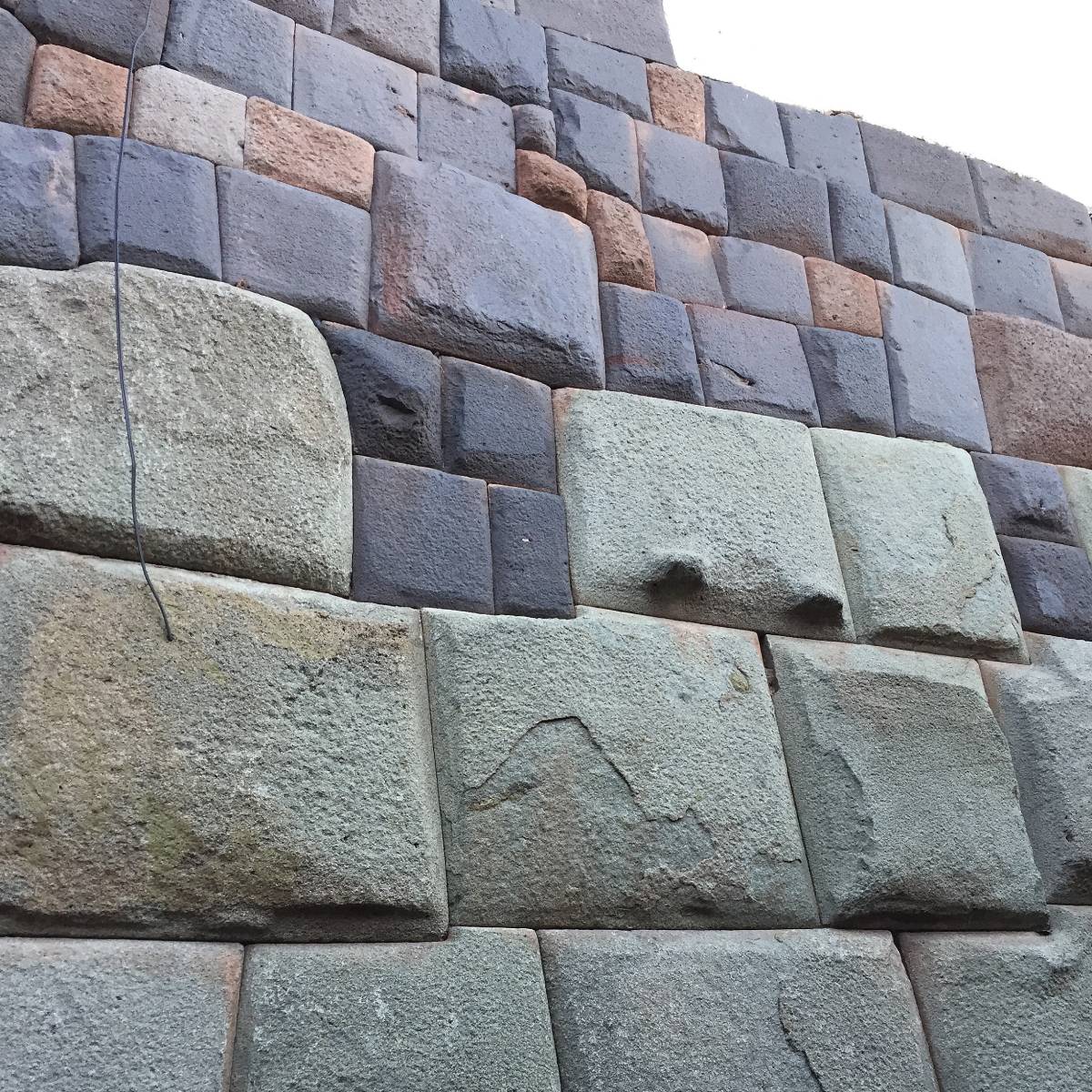 Archeologové se stále přou o to, jak bylo dosaženo precizního kamenického zpracování, které se nachází například v peruánském Cuscu.