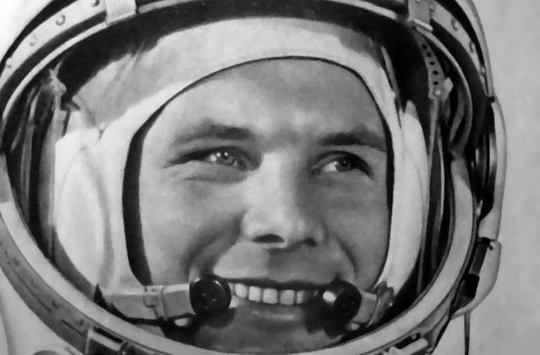 Sovětský kosmonaut Jurij Gagarin v přilbě při prvním letu člověka do vesmíru.