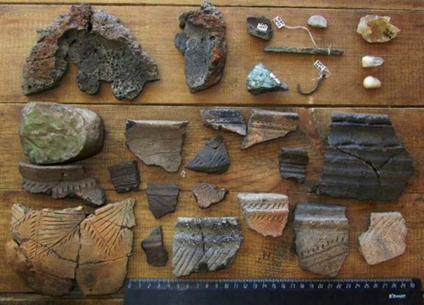 Artefakty z Arkaimu se skládají z rozbité keramiky, kamenných a bronzových nástrojů a kostí a zubů.