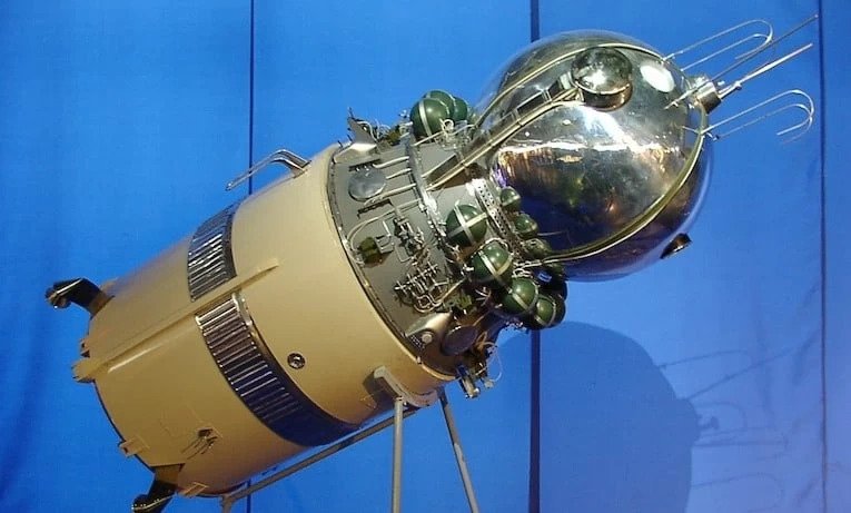 Model kosmické lodi Vostok s třetím stupněm nosné rakety.