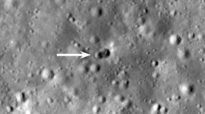 Záhadný dvojitý kráter, který byl vytvořen dopadem trosek čínské rakety.